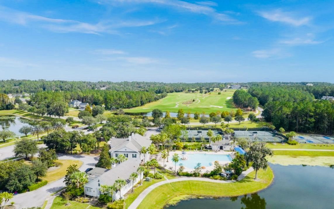 Vista aérea: clubhouse, piscina e quadras – Majestic Hills