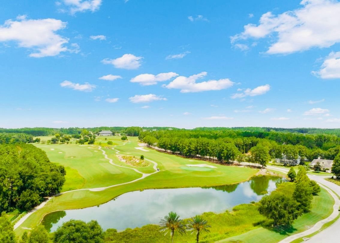 Campo de golfe e lago – Majestic Hills