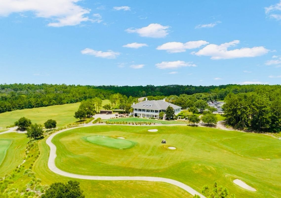 Campo de golfe e clubhouse – Majestic Hills